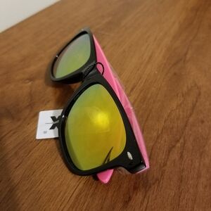 Vintage 80s Style Classic Pink Black Sunglasses UV400 Yellow Gold Mirror…